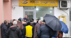 TENSIONE DHE KAOS NË FUSHË-KRUJË / Radhë të gjata dhe përplasje për dëmshpërblimet e përmbytjeve