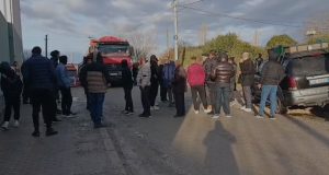 “Rrugë, jo premtime!”/ Banorët e Luzit në ditën e tretë të protestës në Fushë-Krujë, paralajmërojnë përshkallëzim: Nuk tërhiqemi pa nisur punimet