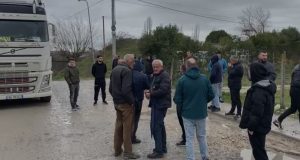 Banorët e Luzit sërish në protestë për rrugën, bllokojnë aksin për rreth një orë