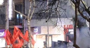 Koçiu shpërthen ndaj opozitës: “Molotovët nuk janë protestë, por provokim i hapur”