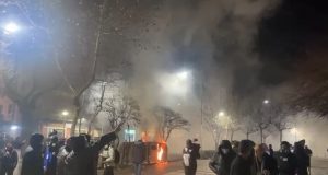 Përplasje para Kuvendit/ Protestuesit e PD hedhin molotov, policia përgjigjet me ujë dhe gaz lotsjellës