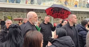 Durrës / Tension mes Ramës dhe banorëve: “O hajdut pronash”