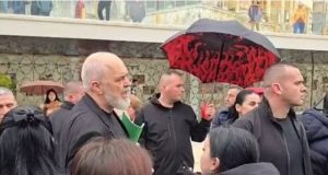 “Pse na e ngre zërin?” – Tensione të forta mes Ramës dhe banorëve në Durrës (VIDEO)