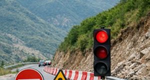 Rruga e pasigurtë Librazhd–Pogradec/ Ndalohet qarkullimi për mjetet e tonazhit të rëndë
