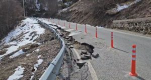 “Çahet edhe rruga drejt Dardhës! Qarkullimi kufizohet në një korsi në aksin Boboshticë–Dardhë”