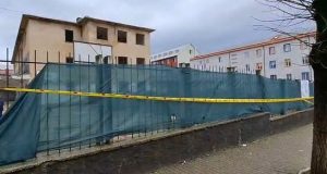 Panik në shkollë/ Fëmija po luante me top në oborrin e shkollës, e zunë poshtë inertet