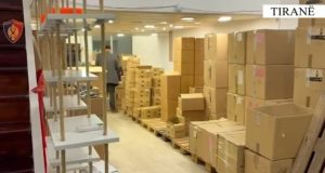 Skandal në Tiranë! Sekuestrohen mbi 10 mijë suplemente të skaduara – në kërkim administratori