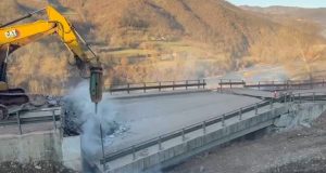 Nis demontimi i urës në “Arrat e Gurrës”, paralizohet aksi Librazhd–Prrenjas
