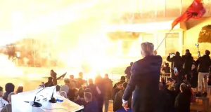 Mbyllet protesta e PD-së pas dy orësh, molotovë drejt Kryeministrisë dhe përplasje me policinë