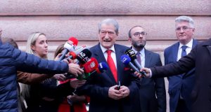 “Berisha godet AKSHI-n: Fakte dhe akuza të rënda para raporterëve të KE”