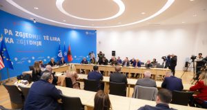“Rama po gjen zgjidhje në Beograd”/ Berisha: E kanë vënë me shpatulla pas murit nga dosjet