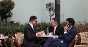 Kafe pas “furtunës” në qeveri/ Pirro Vengu me dy ministrat e rinj