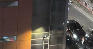 Aksident i rëndë në Laprakë/ Makina futet në hotel pranë kryqëzimit