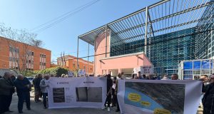 Banorët e Rrjollit protestë para SPAK: Hedhin vezë drejt godinës, kërkojnë hetim për ish-drejtorin e Kadastrës