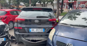 Kaos në rrugë/ Aksident në qendër të Vlorës, përplasen 6 automjete