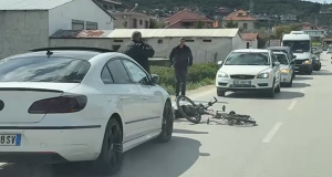 KUJDES PAMJE E RENDE/ Aksident në aksin Fier–Patos, makina përplas një person me biçikletë