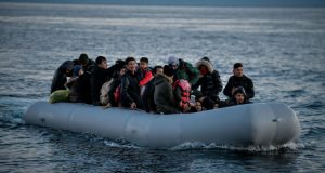 Tragjedi pranë Lampedusës, përmbyset varka me emigrantë – shpëtohen 64 persona