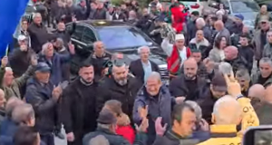 Tirana në tension proteste/ Berisha pritet me ovacione në PD, gati për marshim