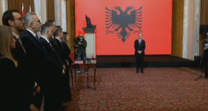 Betohen ministrat e rinj të qeverisë “Rama 4”/ Kush është ministrija që mbërrin me taksi në ceremoni