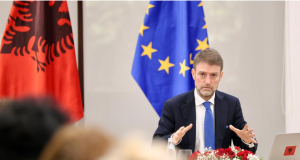 Protestuesit me maska hoqën flamurin e Izraelit në Tiranë/ Reagon Ministria e Punëve të Jashtme: Akt urrejtjeje