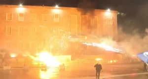Protesta shpërthen në dhunë/Molotovë ndaj Kryeministrisë, policia kundërpërgjigjet