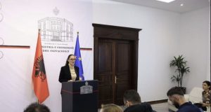 SPEKULIMI MBI ÇMIMET/ Nafta në Shqipëri arrin 215 lekë për litër/ Ministrja paralajmëron kontroll të rreptë mbi tregtarët