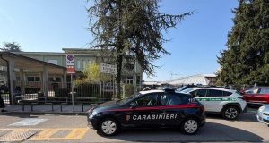 Sulm me thikë në Bergamo/ Gjimnazisti plagos rëndë mësuesen para shkollës
