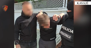 TERROR NE KAVAJE/ Hyn me armë në lokal, rreh pronarin. Ja çfarë ndodh me 28 vjeçarin (EMRI)