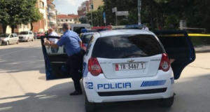Plagosje me thikë në Korçë/ Konflikt mes katër personave në një servis makinash, një i ri në spital