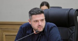 Skandal në Patos! Duro në qendër të stuhisë: 400 mln lekë për Bozhajn, ndërsa drejtësia kërkon bashkëshorten