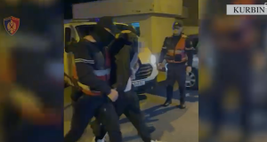 I armatosur me pistoletë në makinë, arrestohet 34-vjeçari në Laç