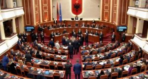 Kaos në Kuvend! Opozita bllokon foltoren, mazhoranca voton kabinetin e ri të Ramës