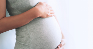 Pas 33 vjeç lind fëmijën? Studimi thotë se mund të jetosh më gjatë