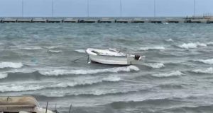 Moti i keq/ Anulohet lundrimi i tragetit Vlorë–Brindisi, pezullohen edhe mjetet e vogla