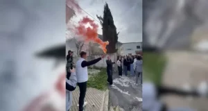 “Nuk jemi të sigurt në shkollë” – nxënësit e gjimnazit “Sulejman Delvina” protestë pas sulmit me thikë