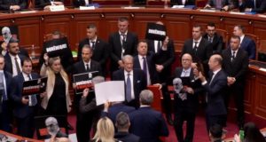 Tensione në Kuvend pas votimit për Ballukun, opozita bllokon foltoren