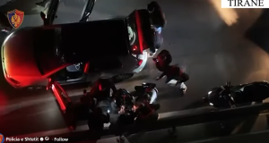6 pistoleta “Sig Sauer” në makinë, goditet grupi në Tiranë (EMRAT)