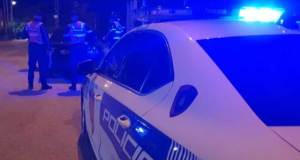 E rëndë/ 19-vjeçari plagos aksidentalisht me pistoletë shokun 17-vjeçar, arrestohen 3 të rinj