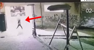 Dogjën dy automjete dhe një biznes në Vlorë, shpallen në kërkim dy të rinjtë (EMRAT)