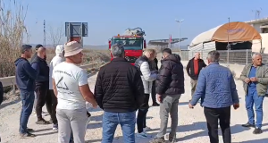 “Rruga e ferrit” në Gramzë, banorët bllokojnë aksin drejt autostradës Thumanë–Kashar