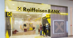 DENONCIMI Raiffeisen Bank/ “Na u zhduk paga”, punonjësit e QSUT denoncojnë problem me llogaritë në bankë