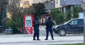 (VIDEO) Forcat speciale në aksion në Vlorë, në listë disa emra të kërkuar nga SPAK