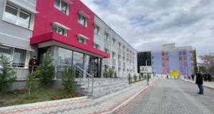 “E lanë të vdiste”,denoncimi i vajzës/Skandal në spitalin e Elbasanit: 63-vjeçarja humb jetën, nën hetim dy mjeke