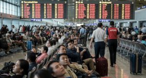 “Ngrin” aeroporti/ Mijëra udhëtarë në pritje, anulime pa fund në Stamboll