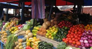 Nafta “i vë flakën” çmimeve, domatja dhe specat mbi 350 lekë, qytetarët pakësojnë blerjet