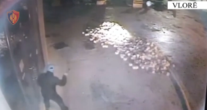 I maskuar me kapuç i vë flakën një biznesi në Vlore, pranga 37 vjeçarit