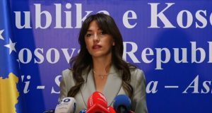 Albulena Haxhiu mbledh nesër krerët e partive politike, diskutime për datën e zgjedhjeve të reja
