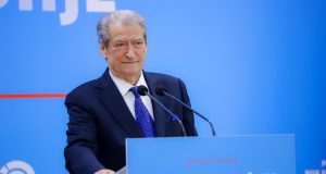 Berisha akuzon Ramën: “Mashtroi me bonuset, pensionistët në krizë nga çmimet”