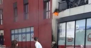 Momenti i shpërthimit të zjarrit te “Farmacia 10” në Tiranë, flakët dyshohet se nisën në “Big Market”