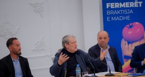 Berisha në Berat: “Rama mashtron për naftën, fermerët po shkojnë drejt falimentimit”